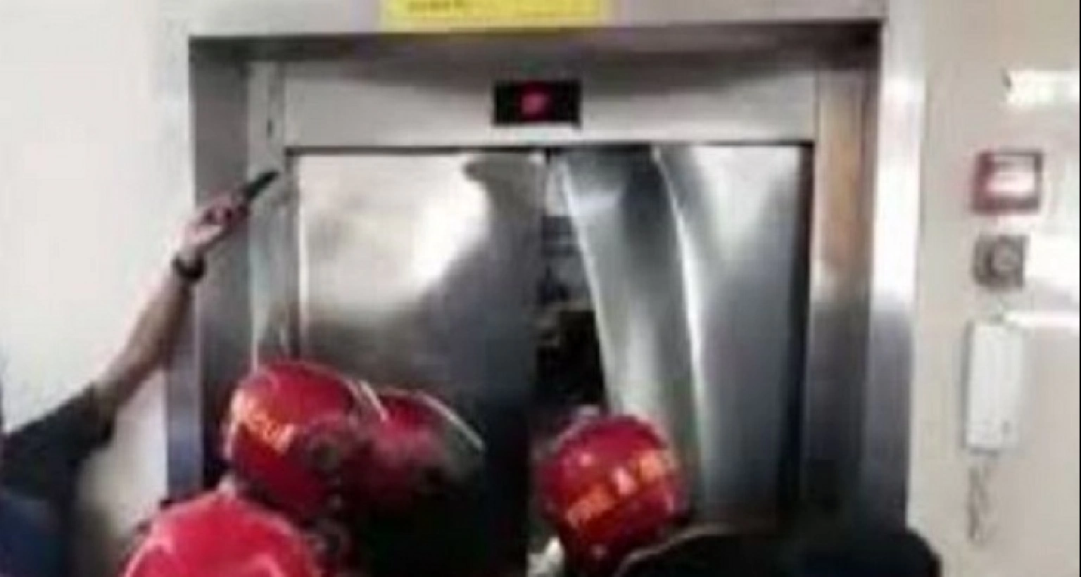 তিন দিন লিফটে আটকে থাকার পর নারীর মৃত্যু
