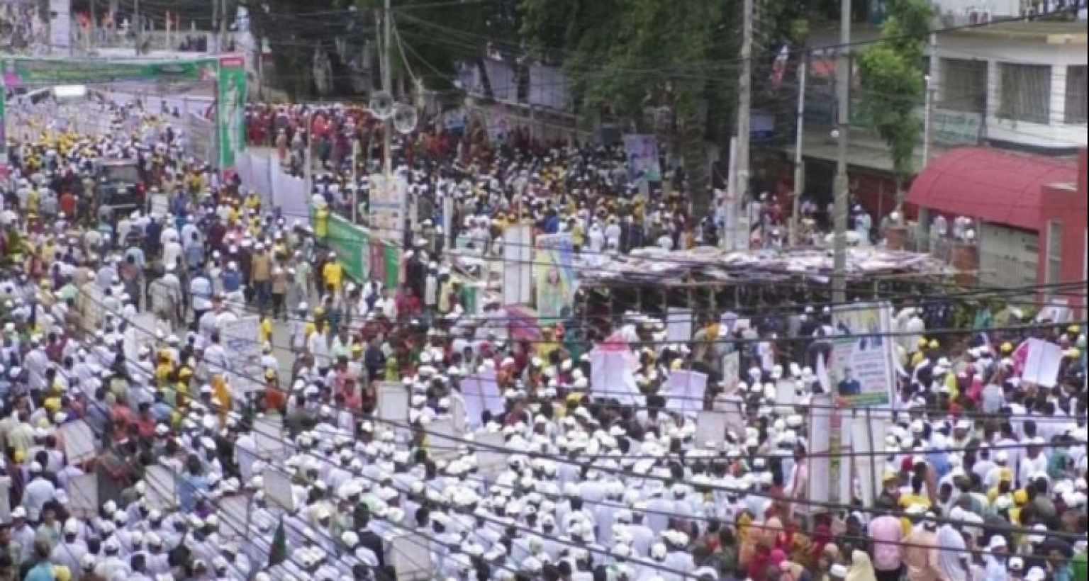 মাঠ ছাড়িয়ে নগরীর ১০ কিলোমিটার এলাকাজুড়ে জনসমুদ্র, স্লোগানে উত্তাল রংপুর