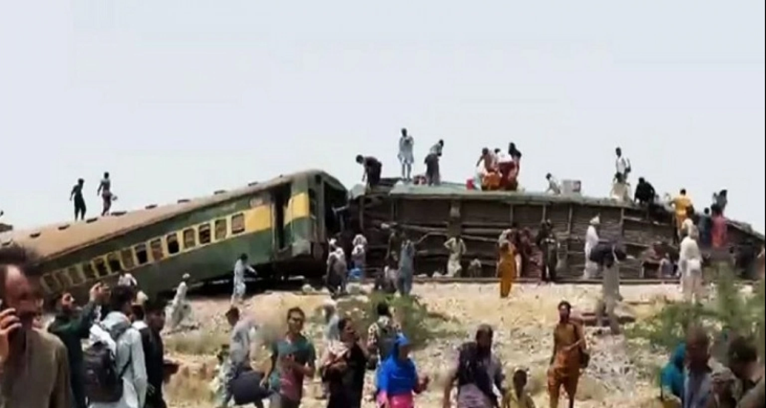 ভয়াবহ ট্রেন দুর্ঘটনা, ২২ জনের মৃত্যু
