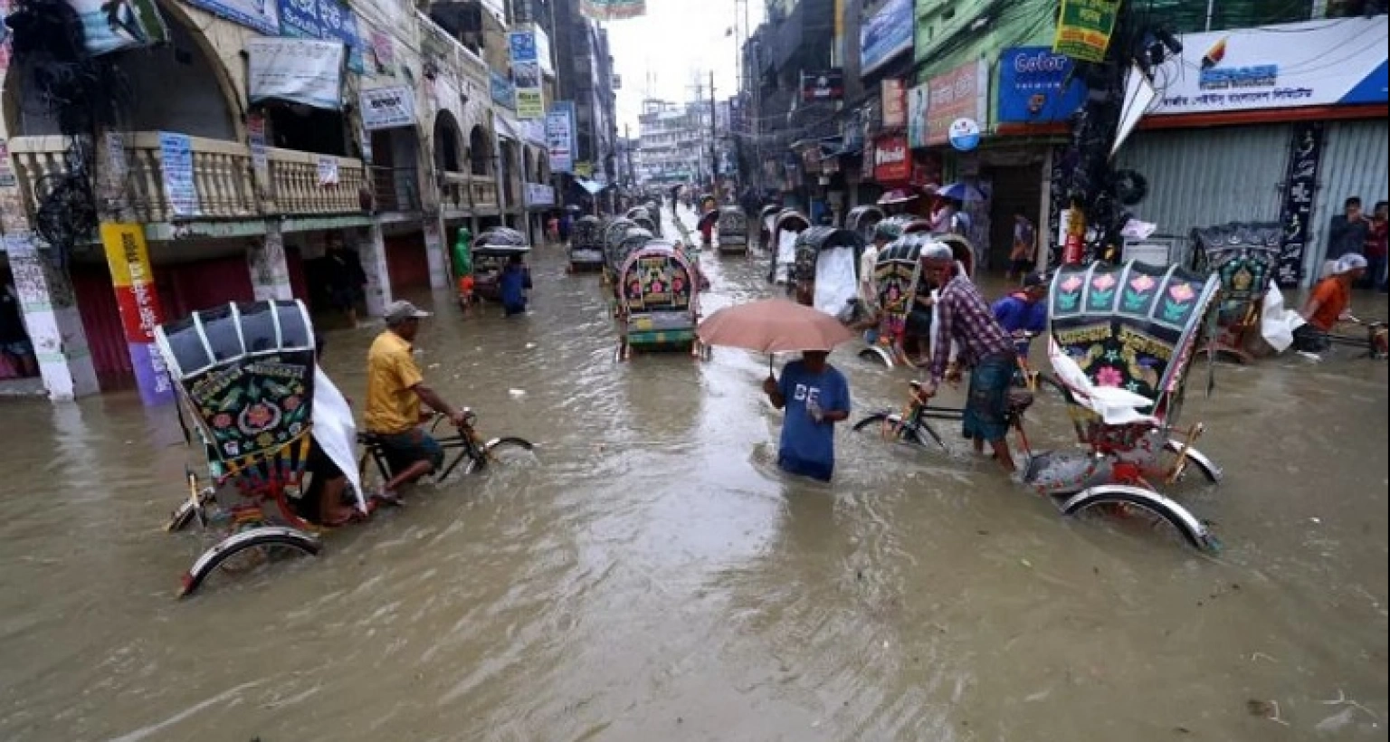 টানা ভারী বর্ষণে কোমড় পানির নিচে চট্টগ্রাম নগর!