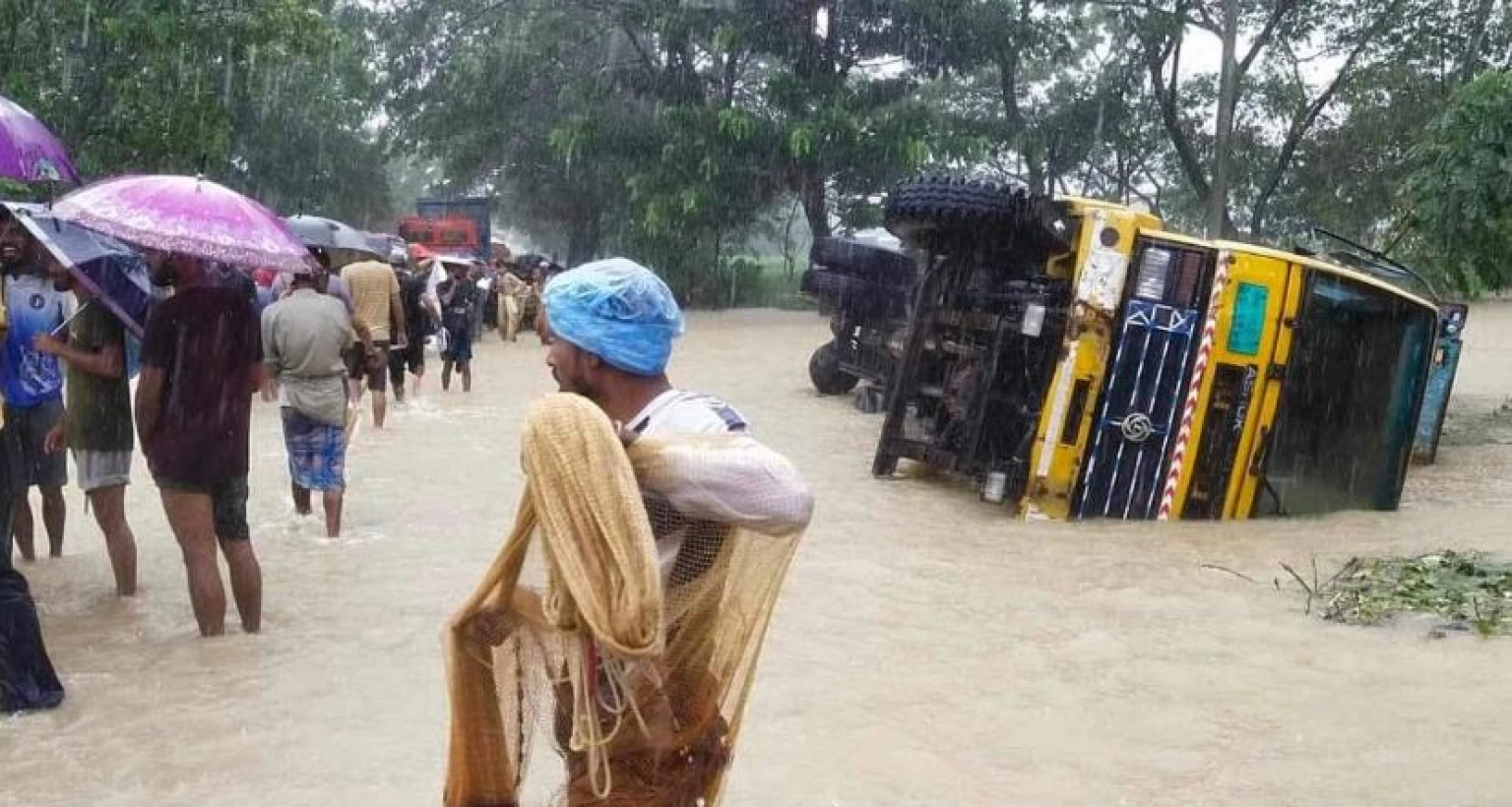 যান চলাচল বন্ধ চট্টগ্রাম-কক্সবাজার মহাসড়কে 