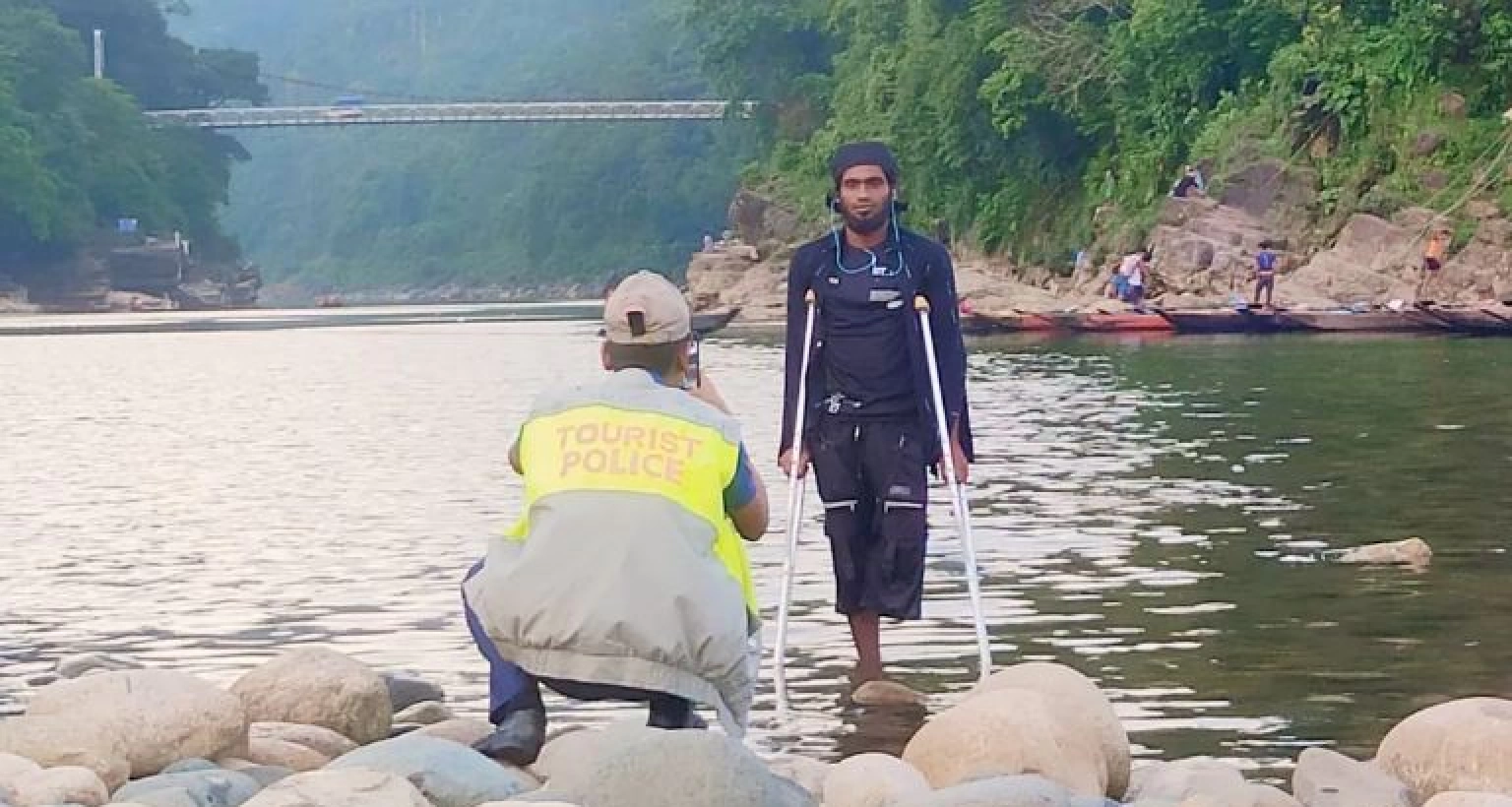 প্রতিবন্ধী পা হারানো পর্যটকের ছবি তুলে প্রশংসায় ভাসছেন ট্যুরিস্ট পুলিশ সদস্য! 