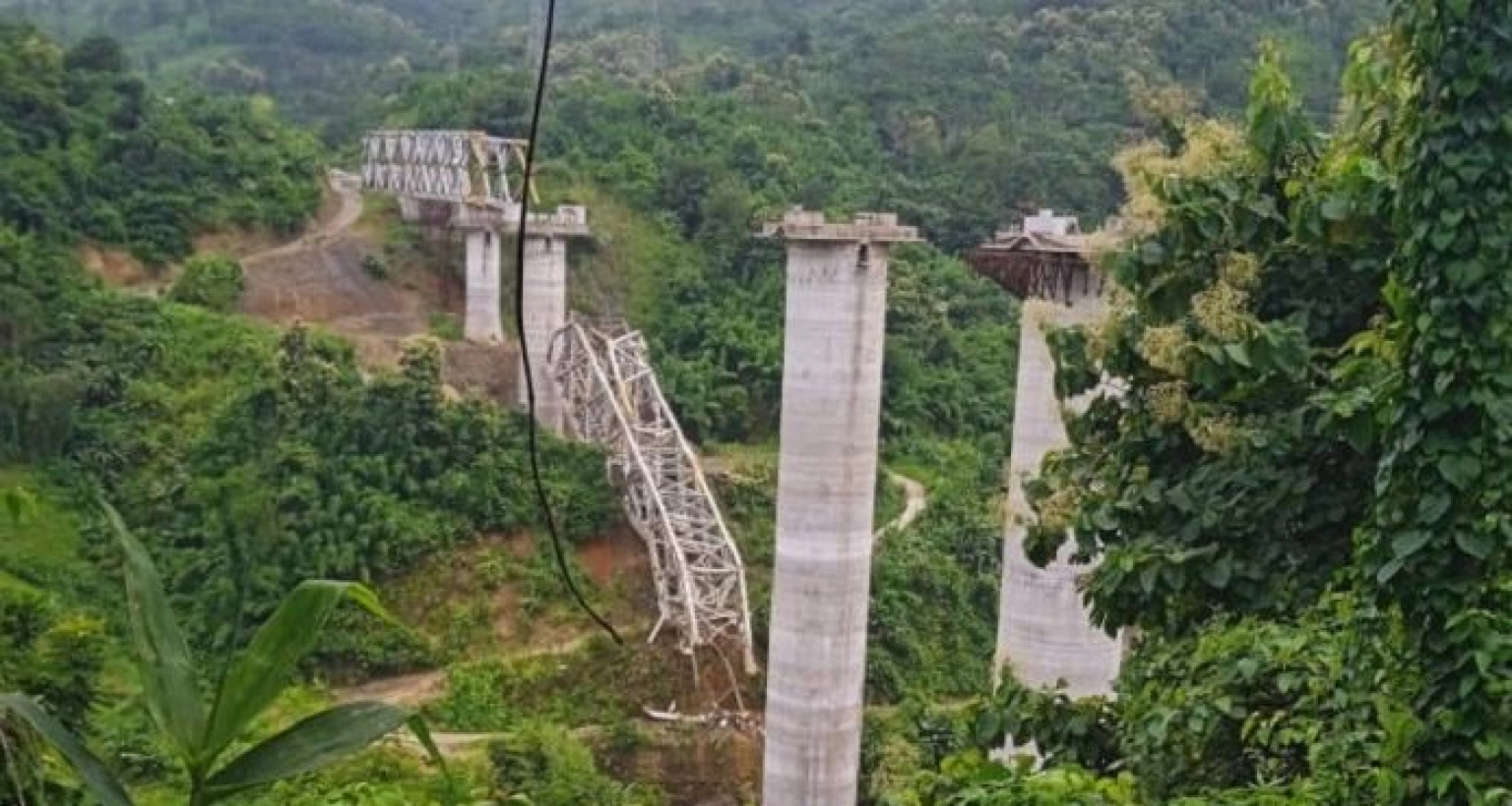 নির্মাণাধীন রেল সেতু ভেঙে ১৭ জনের মৃত্যু
