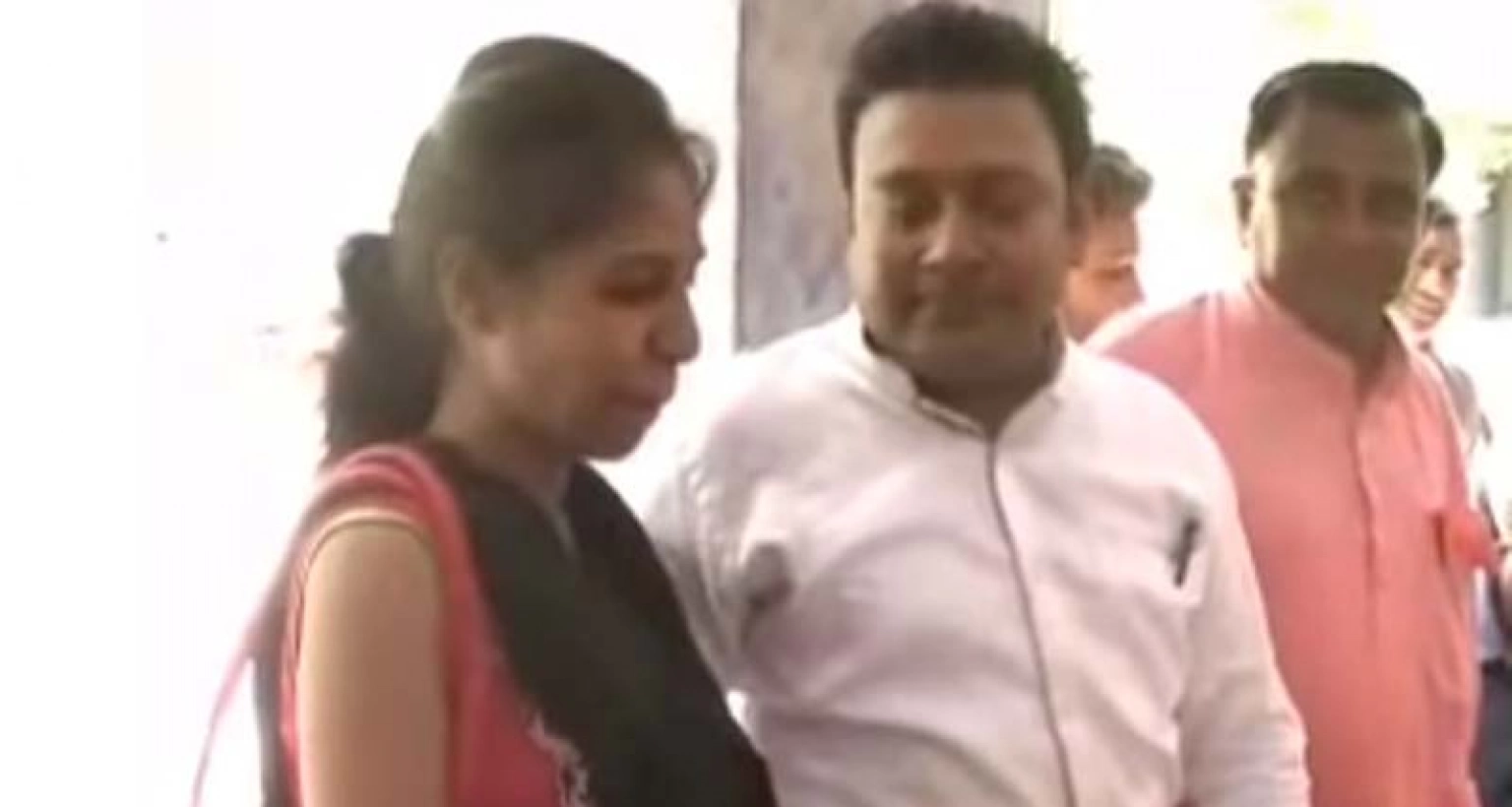 থানায় মামলা করতে আসা স্ত্রীর জন্য স্বামী গাইলেন রোম্যান্টিক গান! (ভিডিও)