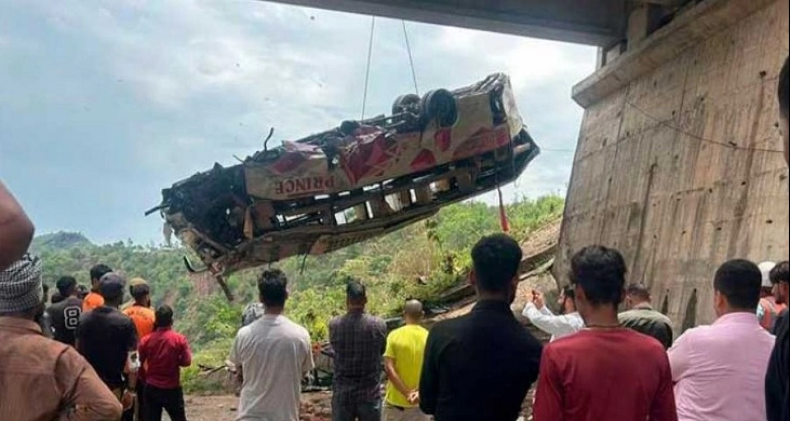 ভয়ঙ্কর বাস দুর্ঘটনা, ১০ জনের মৃত্যু