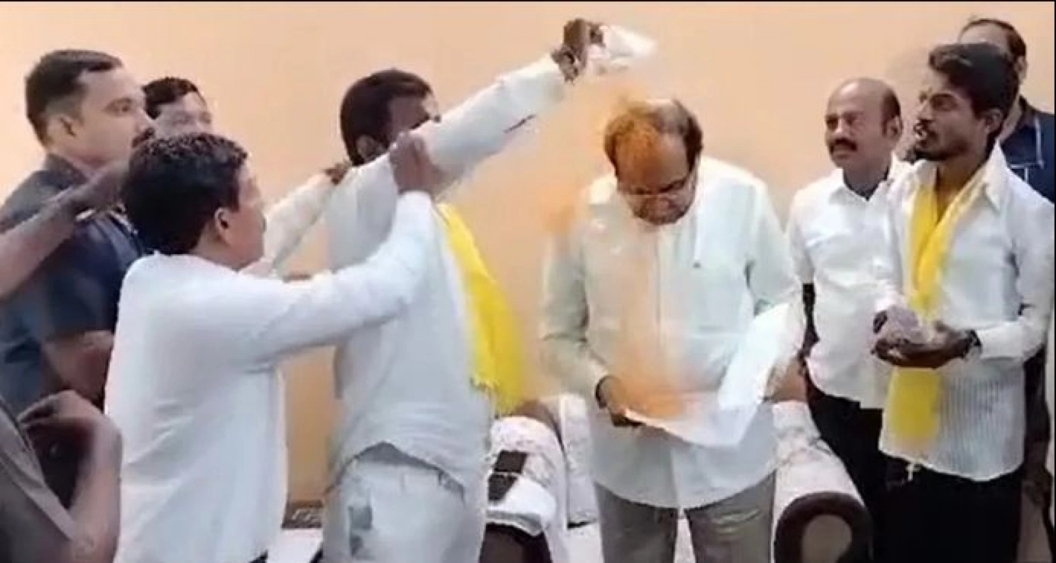 মহারাষ্ট্রের রাজস্বমন্ত্রীর গায়ে হলুদের গুঁড়া ছিটিয়ে দিলেন বিক্ষুব্ধ ব্যক্তি! (ভিডিও সহ)