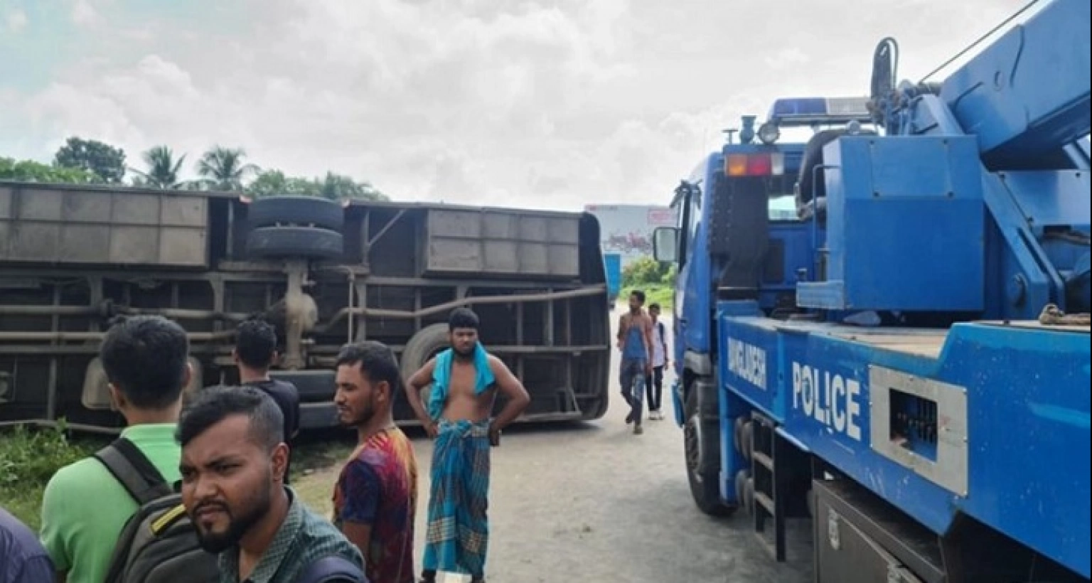 নিয়ন্ত্রণ হারিয়ে উল্টে গেল যাত্রীবাহী বাস, ৩ জনের মৃত্যু