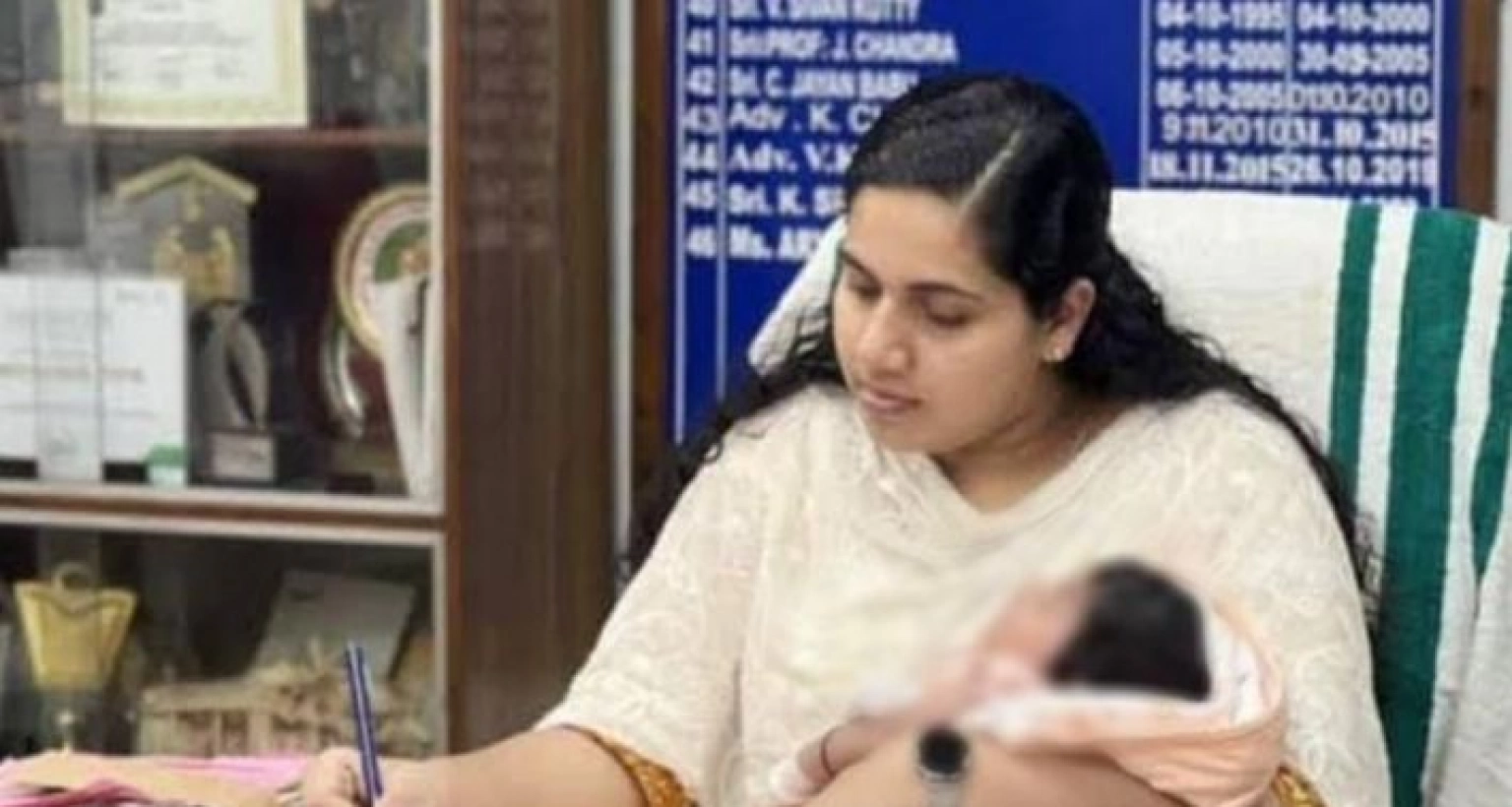 ৩৬ দিনের শিশুকে কোলে নিয়ে অফিস করছেন এই তরুণী!