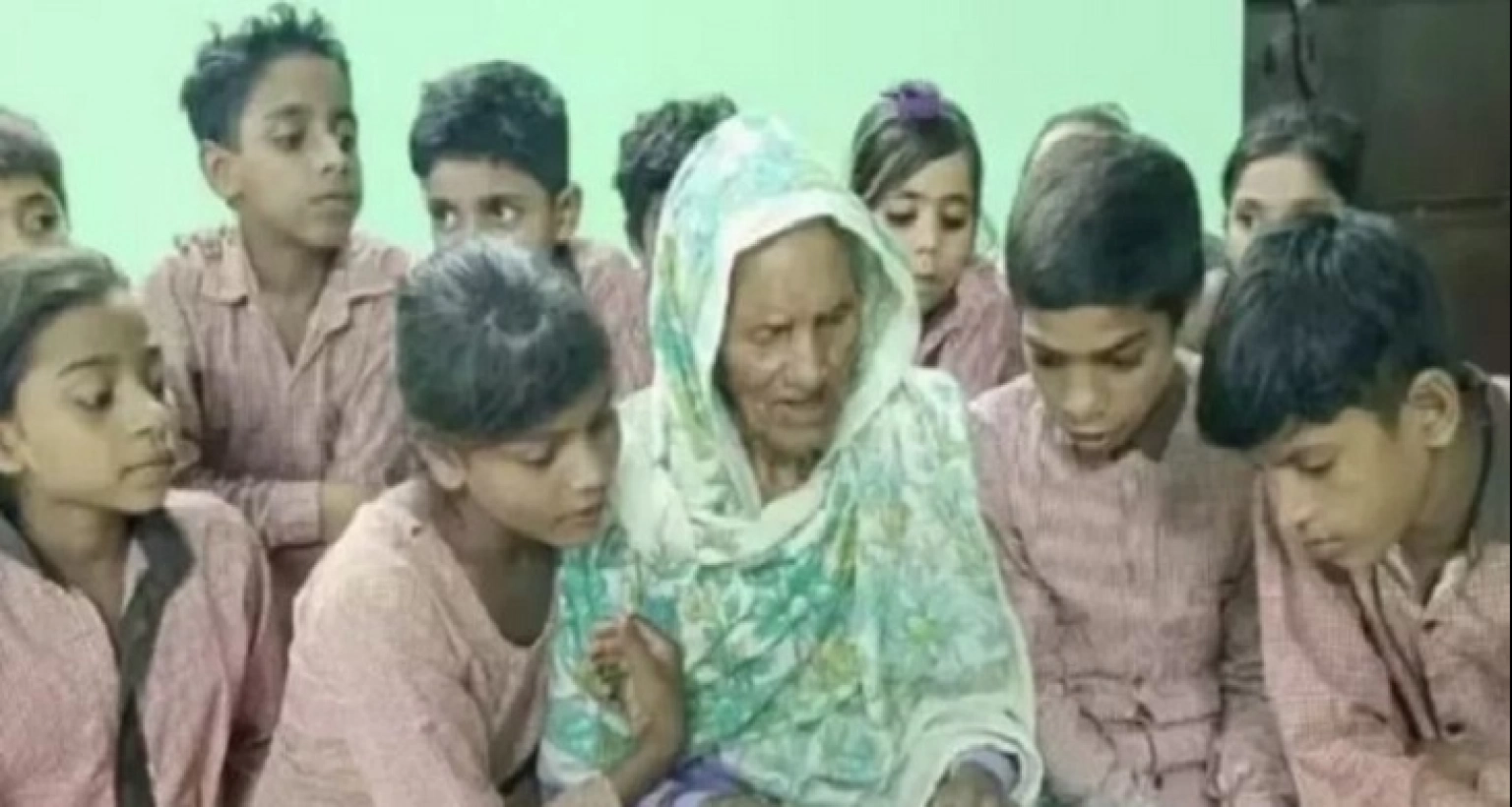 ৯২ বছর বয়সে বিদ্যালয়ে গিয়ে লেখাপড়া শিখছেন সালিমা !