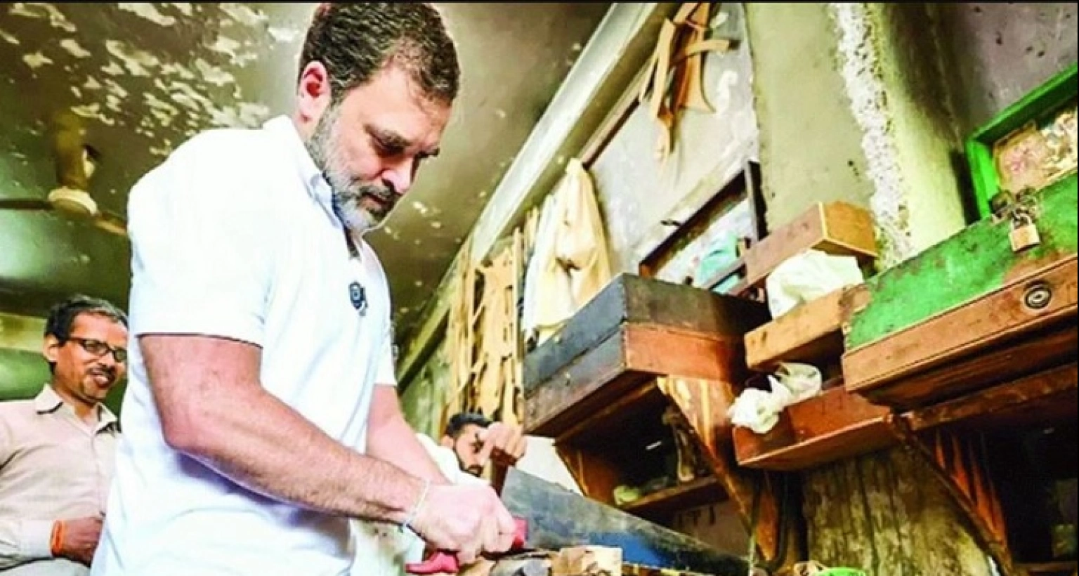 রাহুল গান্ধীকে দেখা গেল একটি আসবাবের দোকানে
