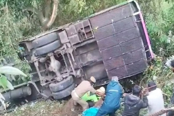বাস খাদে, ৮ জনের মৃত্যু