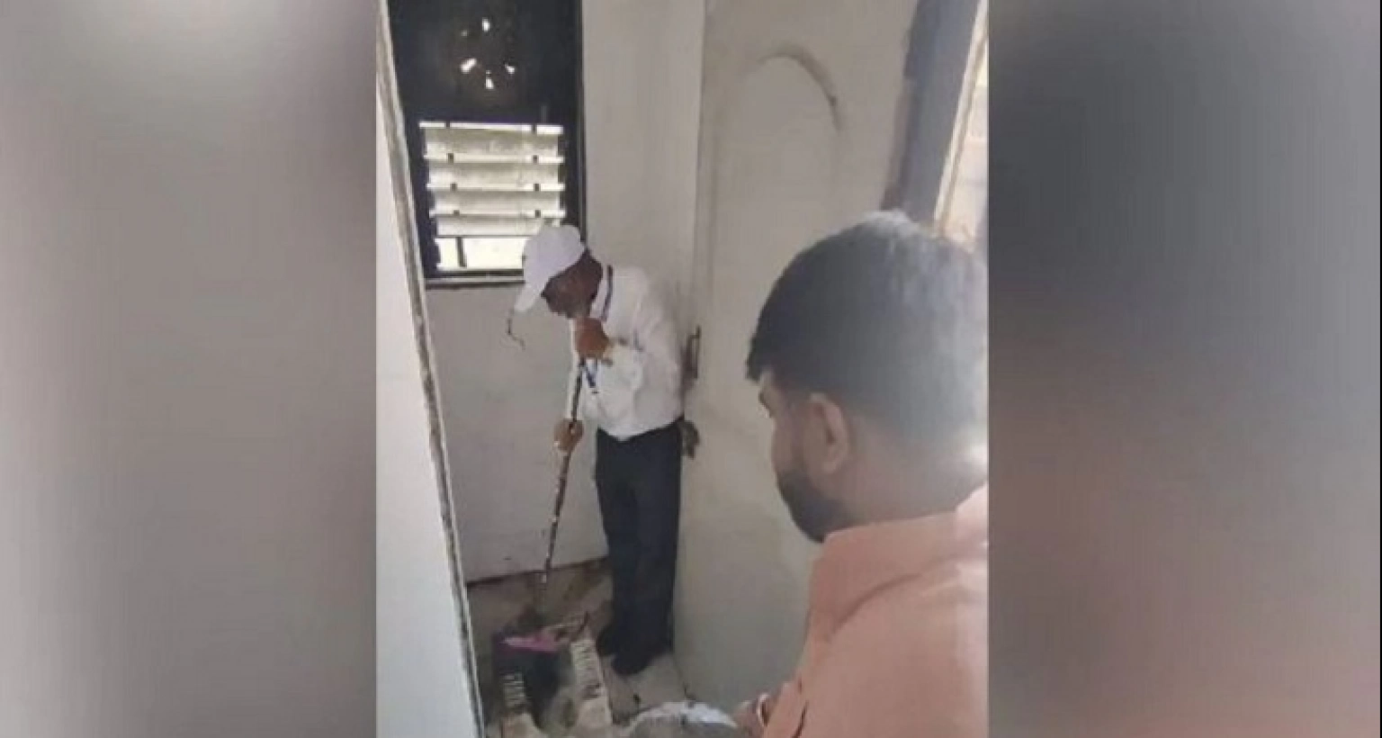 ৪৮ ঘন্টার ব্যবধানে ৩১ জন রোগীর মৃত্যু, হাসপাতালের প্রধানকে দিয়ে টয়লেট পরিষ্কার করালেন এমপি
