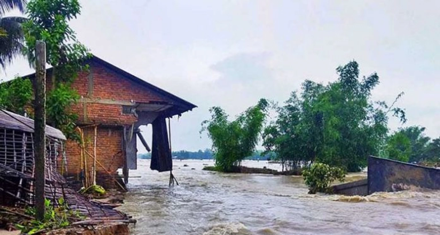 আকস্মিক বন্যায় ১০ জনের মৃত্যু, ২২ সেনাসদস্যসহ নিখোঁজ ৮২