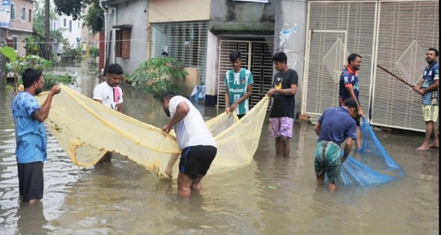 মৌসুমের সর্বোচ্চ বৃষ্টির রেকর্ড, সড়কে মাছ ধরার উৎসব!