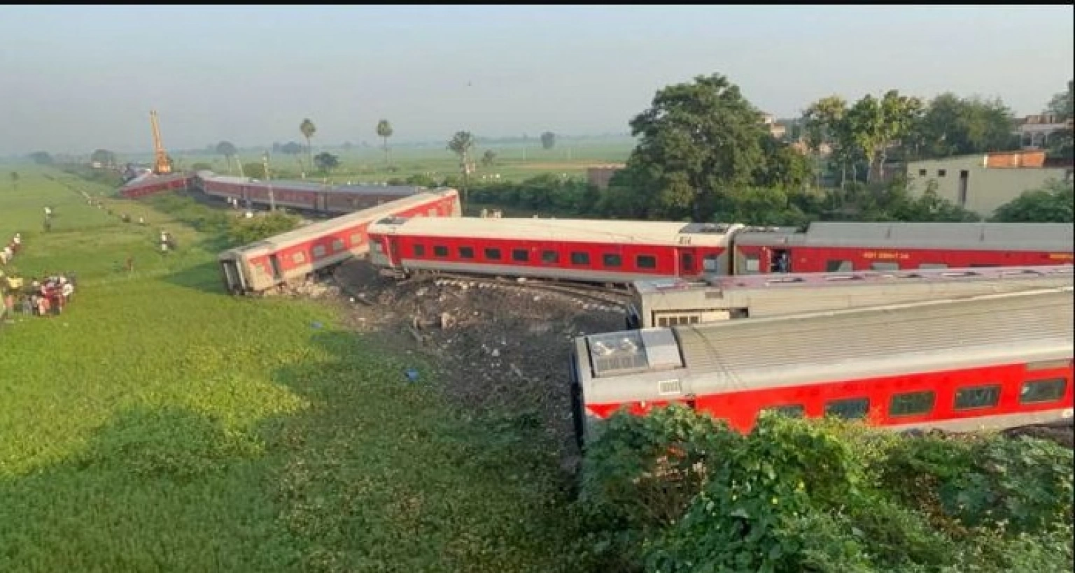 ভয়াবহ রেল দুর্ঘটনায় ২১ বগি লাইনচ্যুত, হতাহত শতাধিক