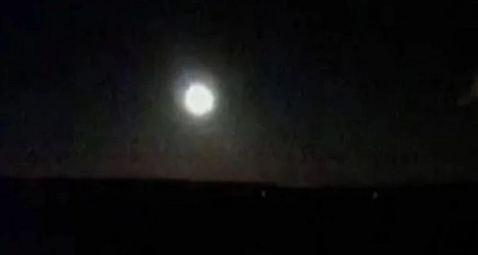 আকাশে বিকট গর্জন, দেখা গেল রহস্যময় আলো