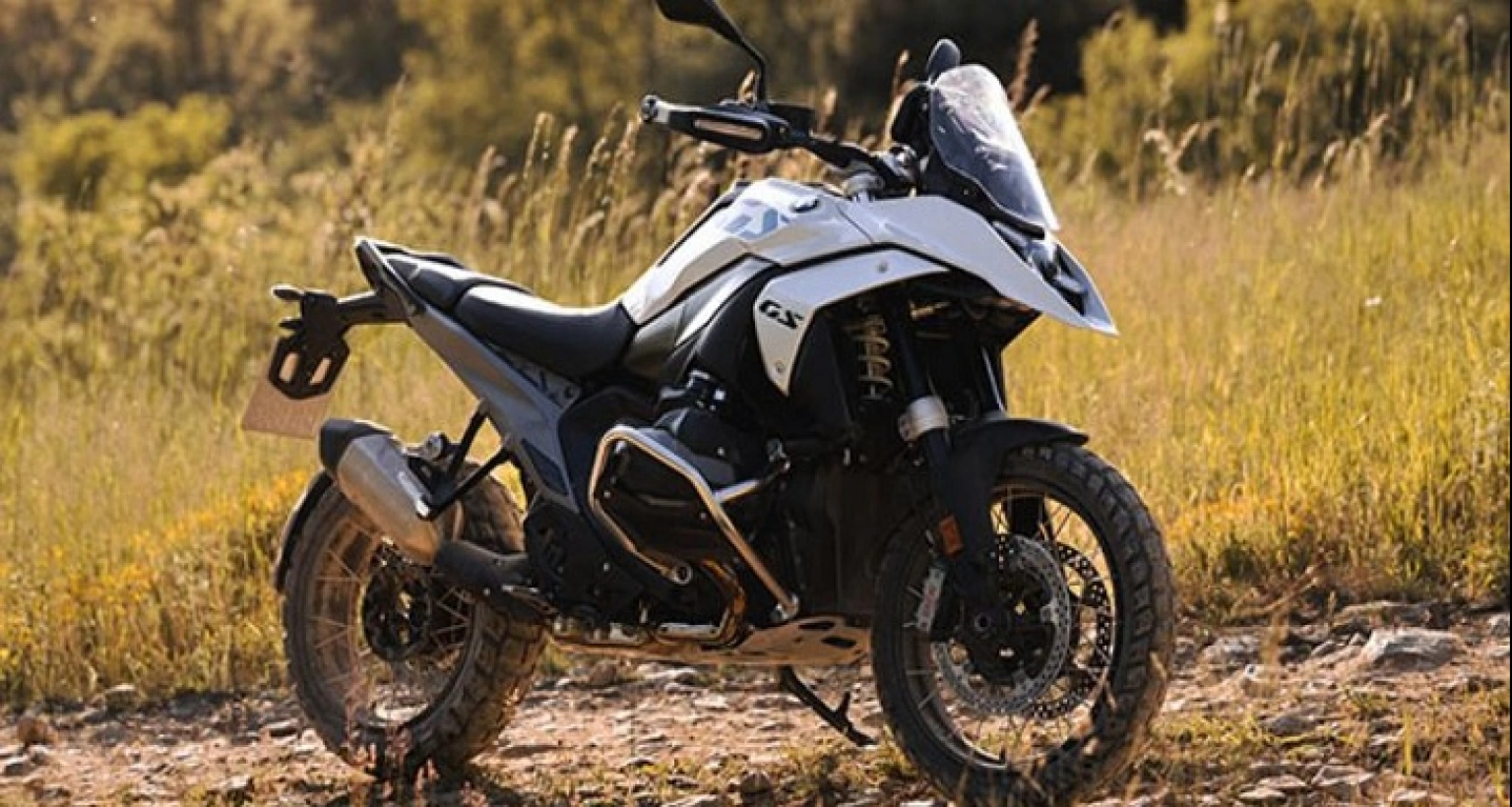 বাজার কাঁপাবে অ্যাডভেঞ্চার রাইডিং 2024 BMW R 1300 GS