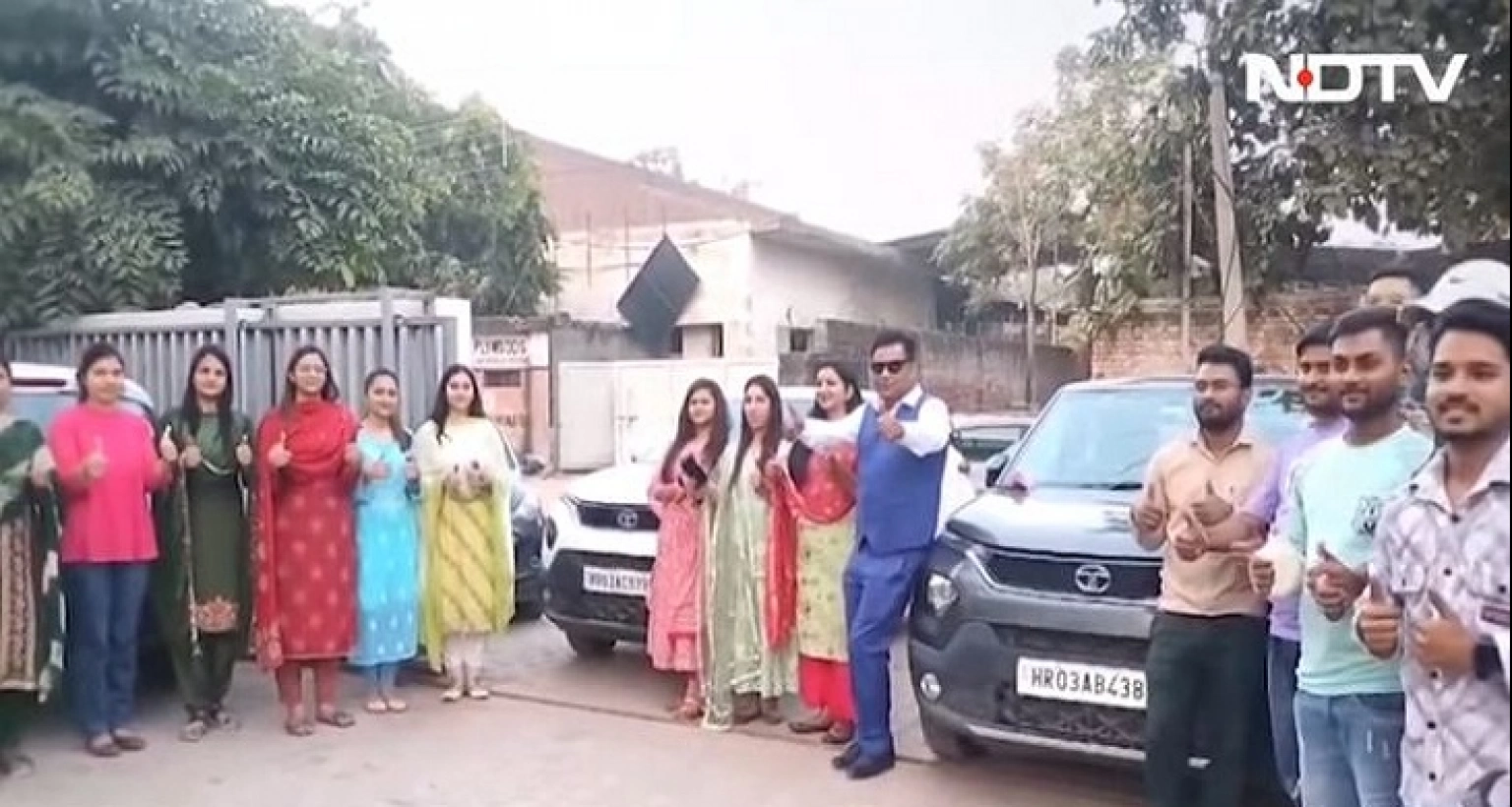 কাজে খুশি হয়ে কর্মীদের নতুন গাড়ি উপহার দিলেন মালিক!
