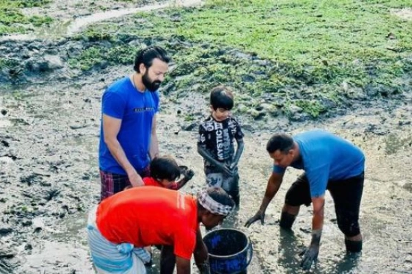 দুই ছেলেকে নিয়ে খালে মাছ ধরছেন নায়ক সাইমন!