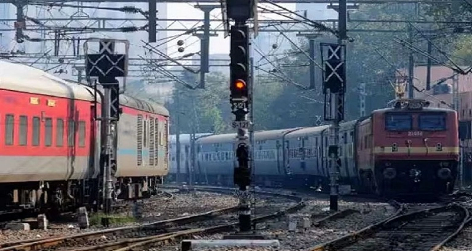 মাঝপথে ট্রেনের ২৫০০ যাত্রী রেখে চলে গেলেন চালক!