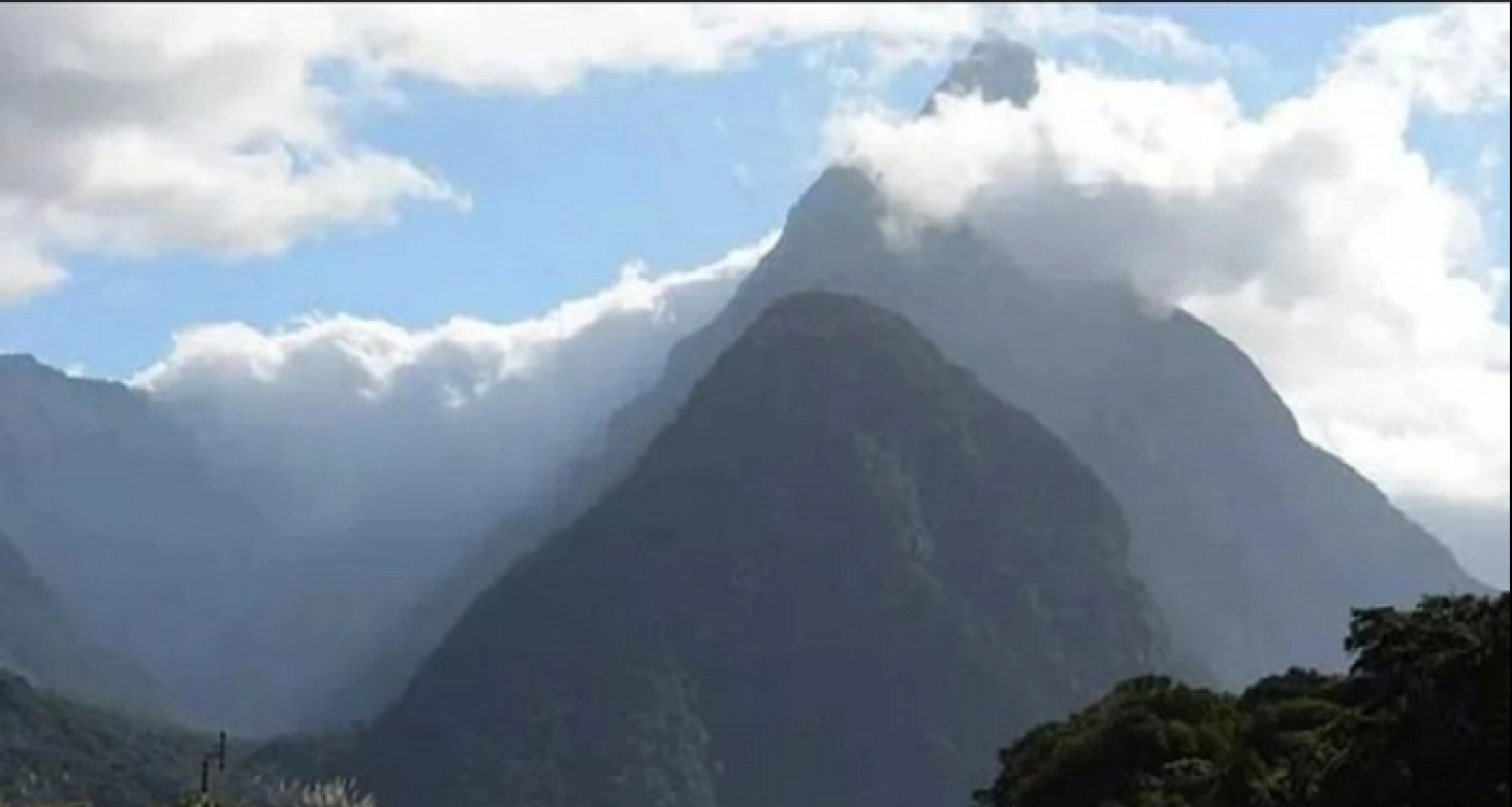 হঠাৎ উৎপত্তি হলো বিরাট এক পর্বতের!