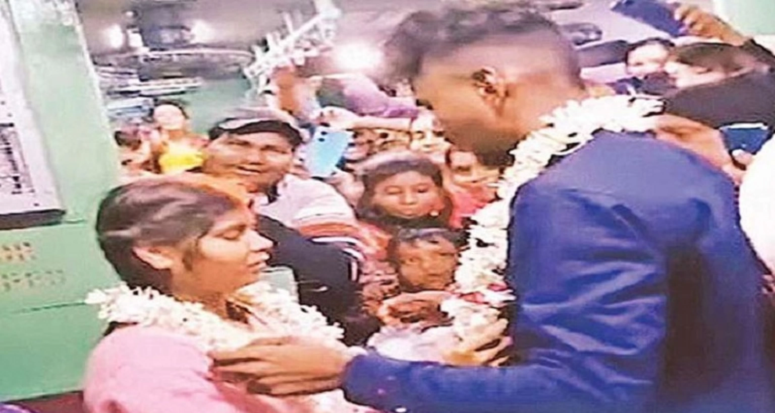 চলন্ত ট্রেনেই বিয়ের কাজটি সেরে নিলেন বর-কনে