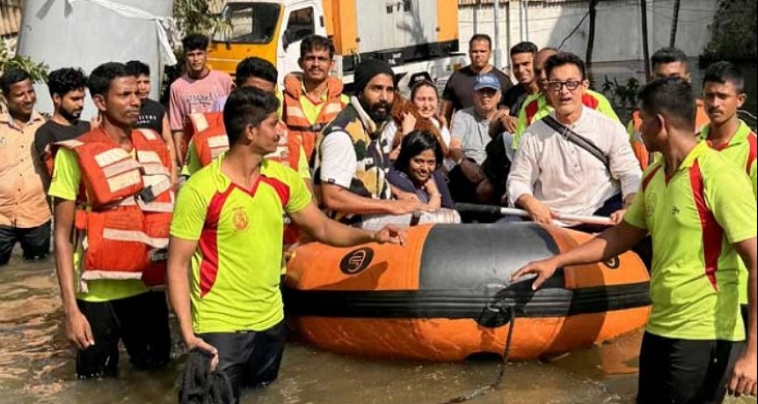 আমির খানকে উদ্ধারের ছবি সোশ্যাল মিডিয়ায় ভাইরাল