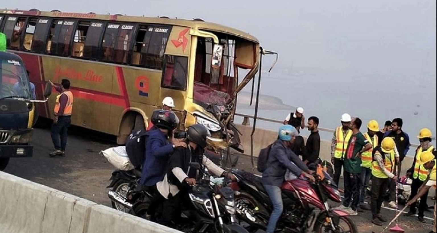 পদ্মা সেতুর ওপর দুই বাসের মুখোমুখি সংঘর্ষ