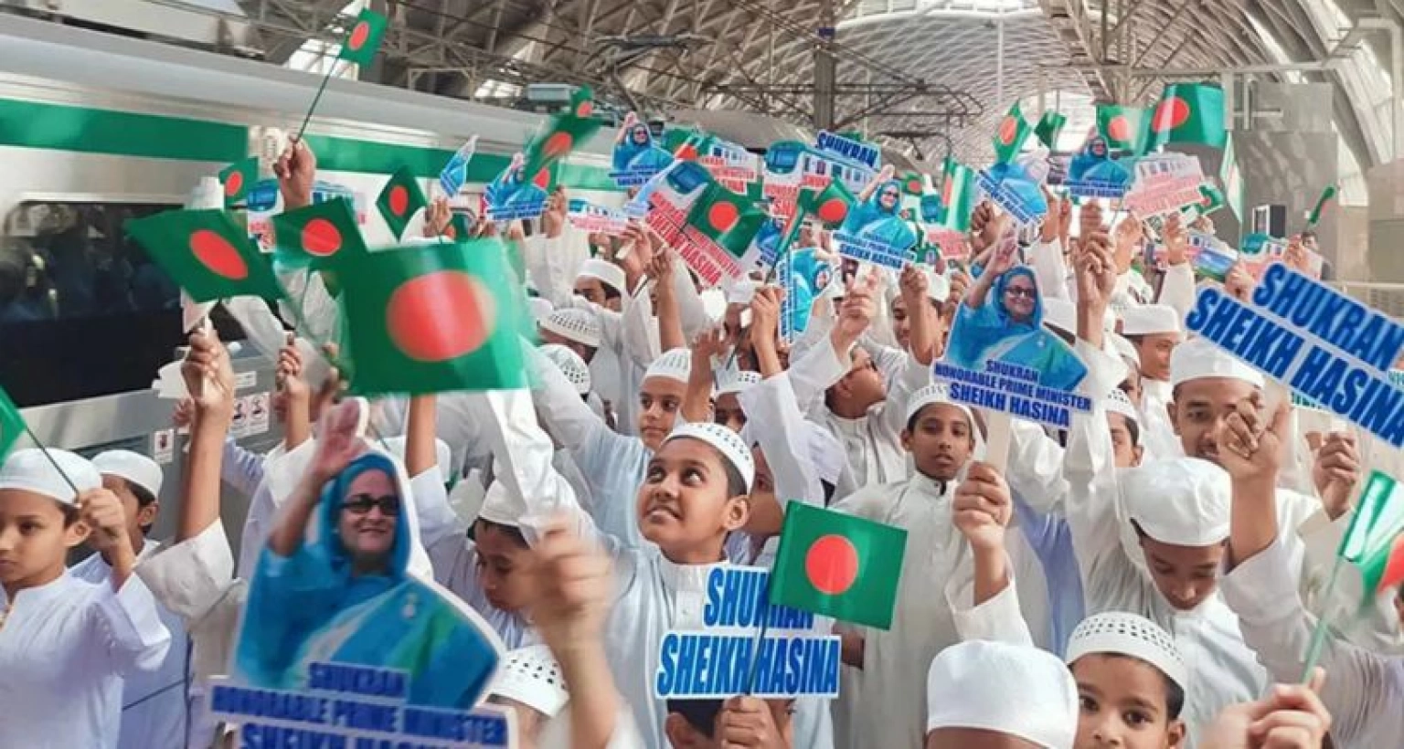  মাদরাসা শিক্ষার্থীদের মেট্রোরেলে চড়ে কোরআন তেলাওয়াত ও দোয়া