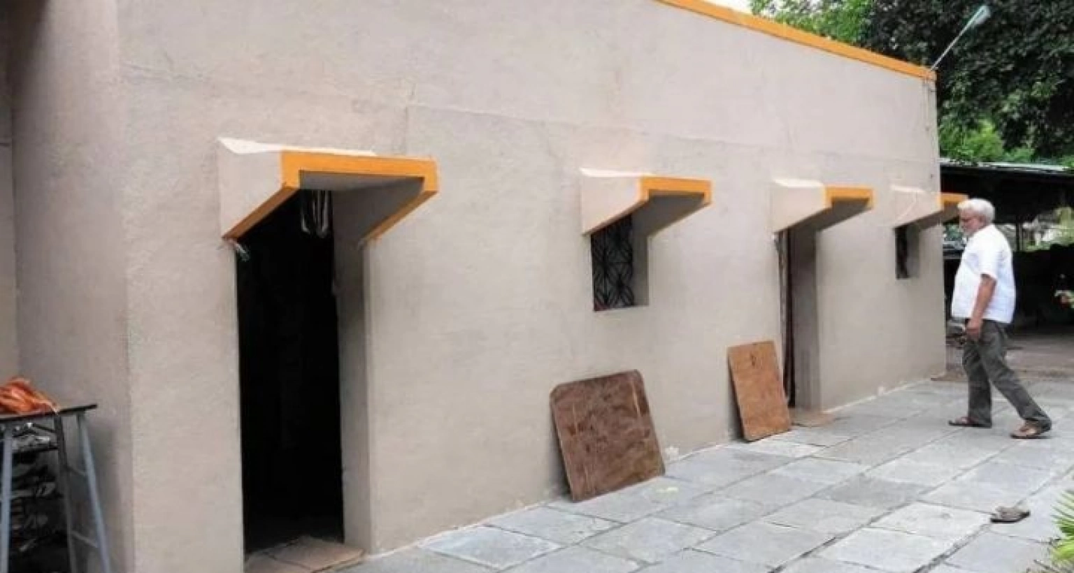 যেখানে লাগানো হয় না বাড়ির দরজা, জানালা, এমন কি তালাও! 