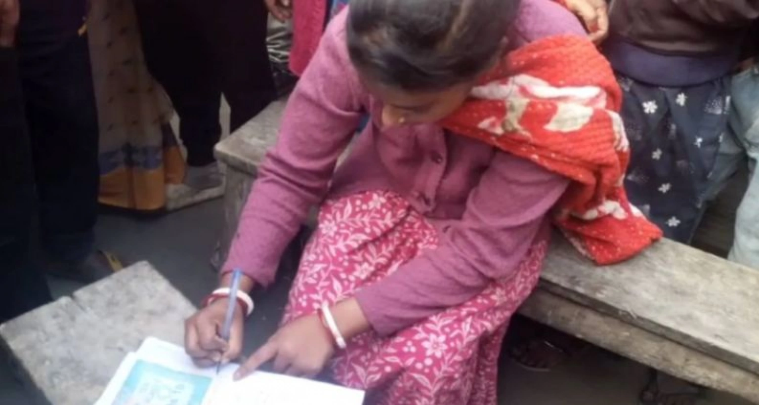 একেবারে চুক্তিপত্রে সই করে স্ত্রীকে প্রেমিকের হাতে তুলে দিলেন স্বামী