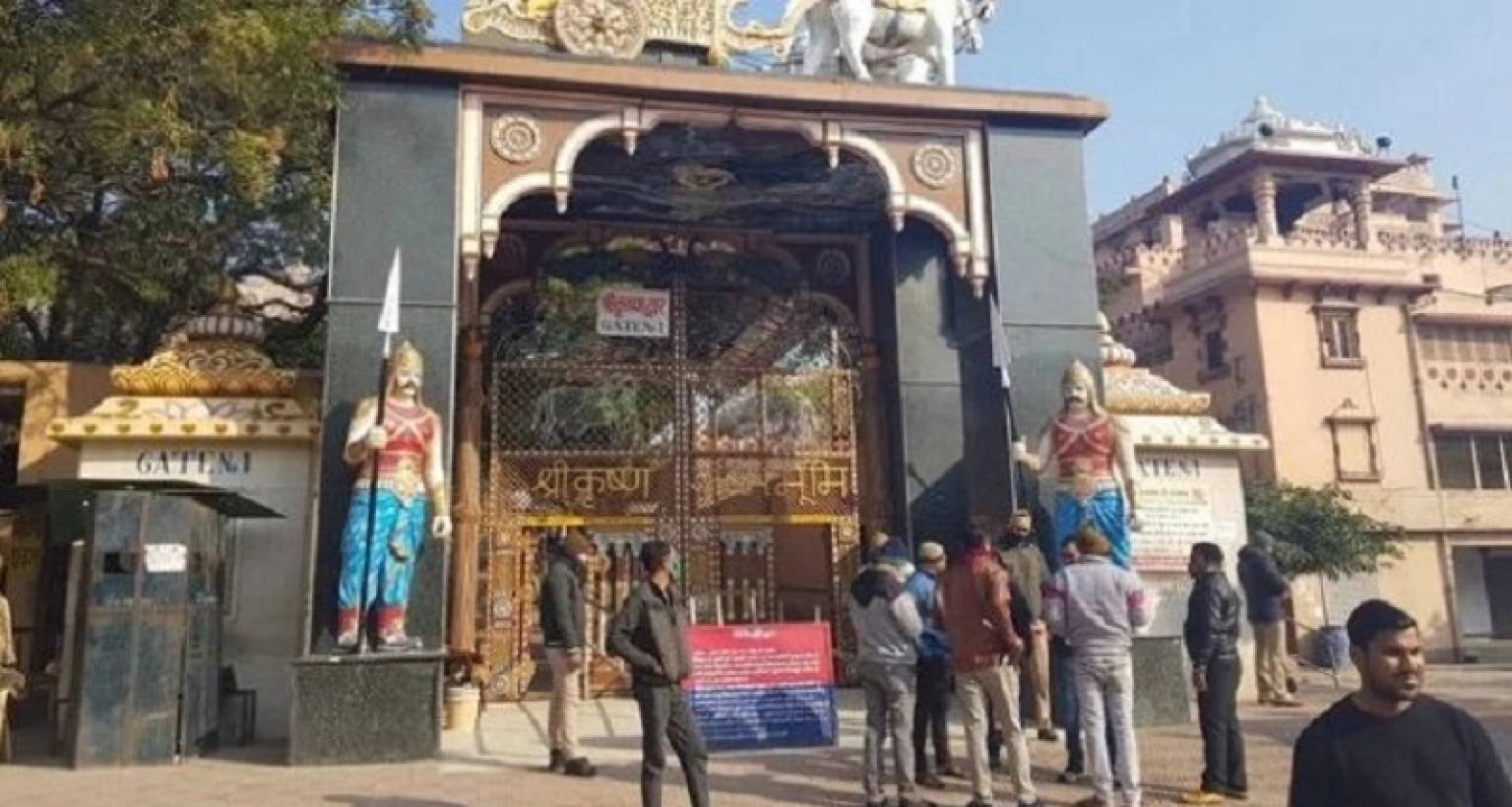 সিনেমার দৃশ্যর মত স্কুটিতে করে স্বামীকে ছিনিয়ে নিয়ে পালালেন স্ত্রী