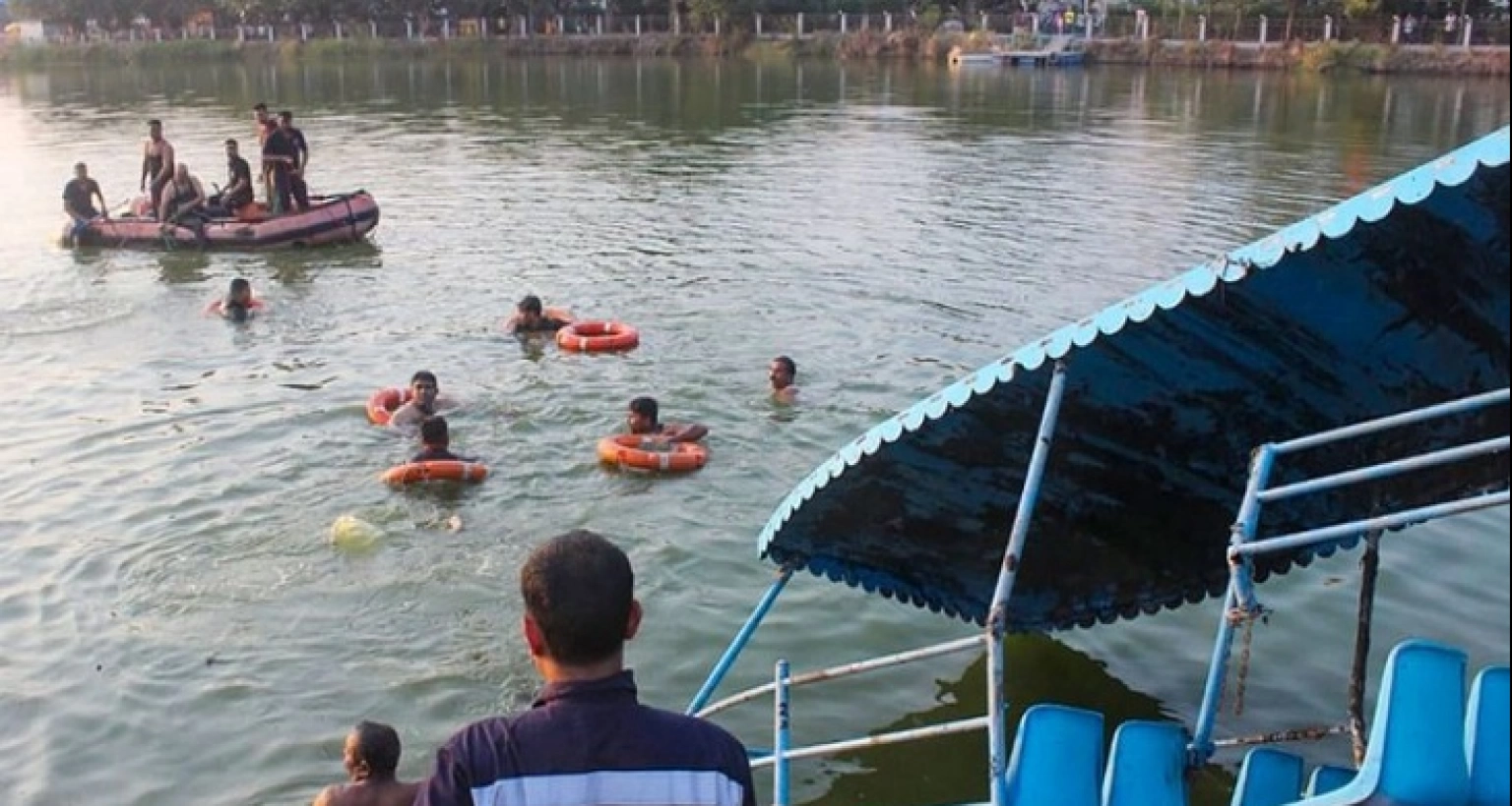 মর্মান্তিক নৌকাডুবি,  ১৬ জনের মৃত্যু