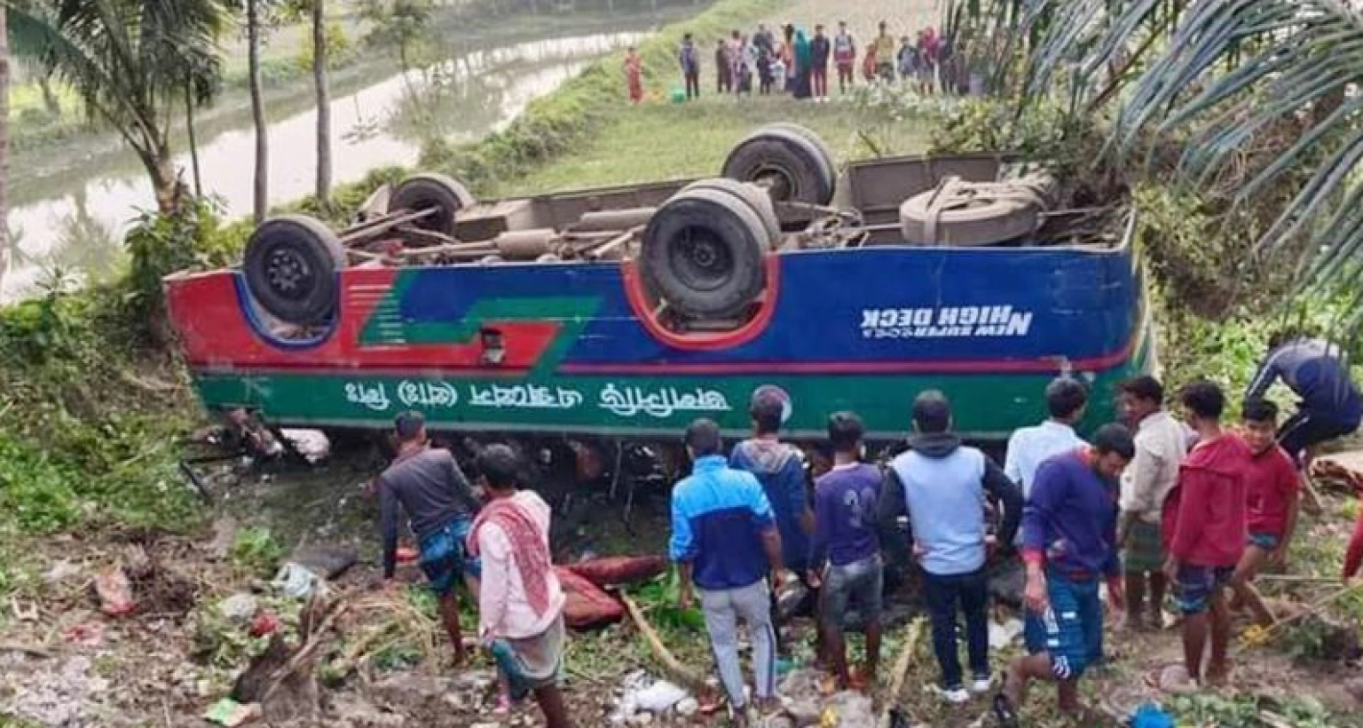 খাদে উল্টে পড়ে গেল যাত্রীবাহী বাস