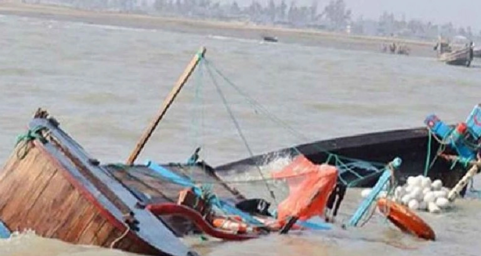 ডুবে গেছে মালবাহী ট্রলার, নিখোঁজ বাবা-ছেলে