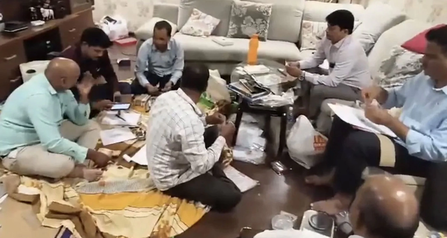 সরকারি এক কর্মকর্তার অফিস-বাড়িতে মিলল ১০০ কোটির সম্পত্তি