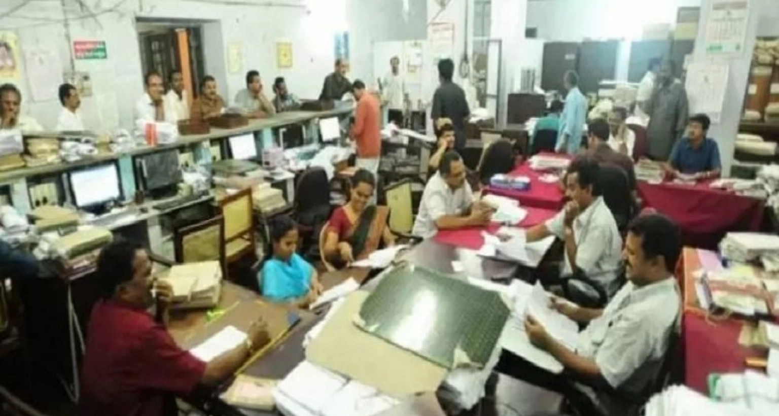 বড় সুখবর সরকারি কর্মচারীদের জন্য! ৪ বছরের বেশি কাজ করলেই যে সুযোগ