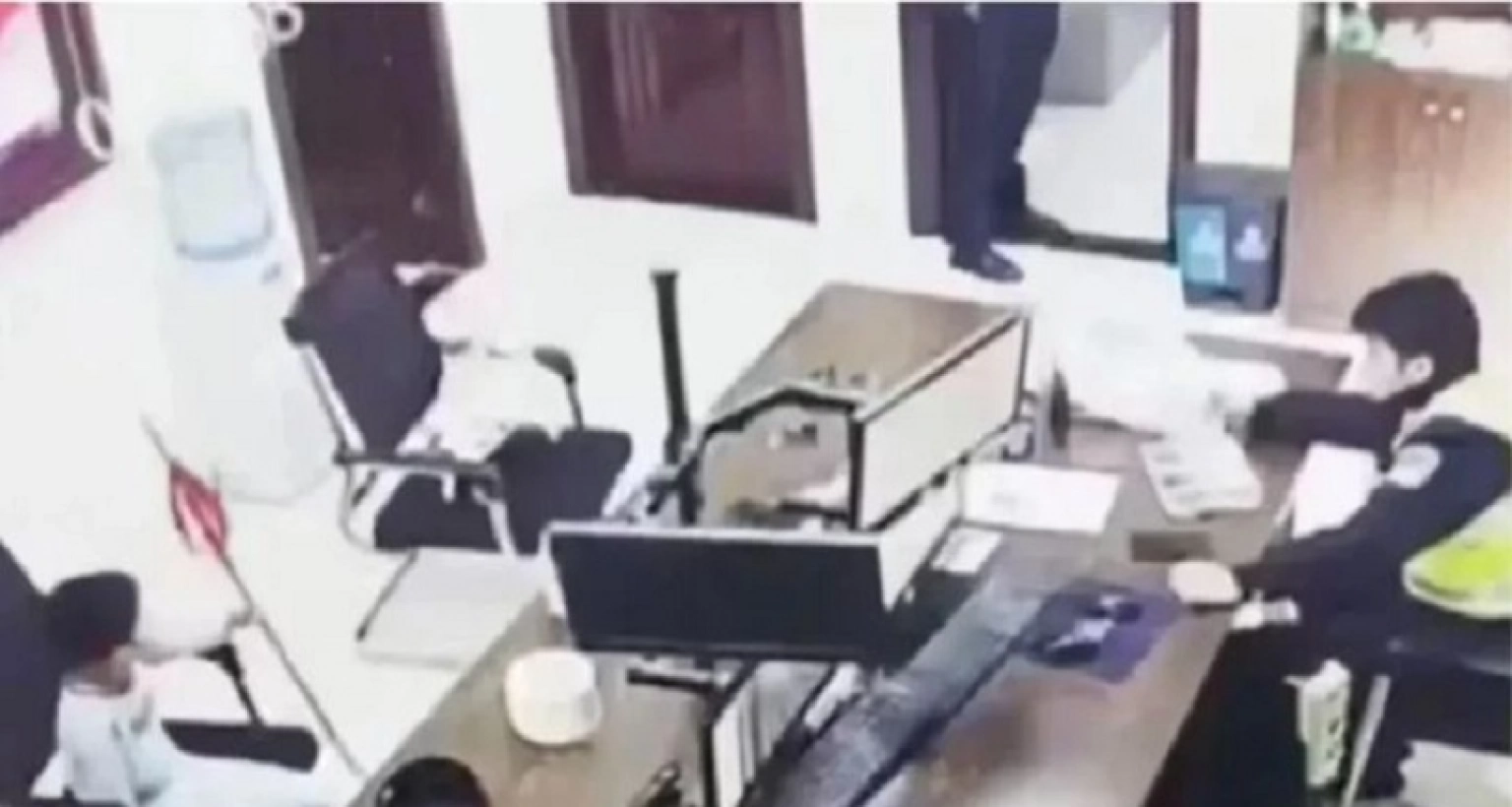 বড় বোনকে বেশি ভালোবাসে বাবা, থানায় গিয়ে শিশুর অভিযোগ!