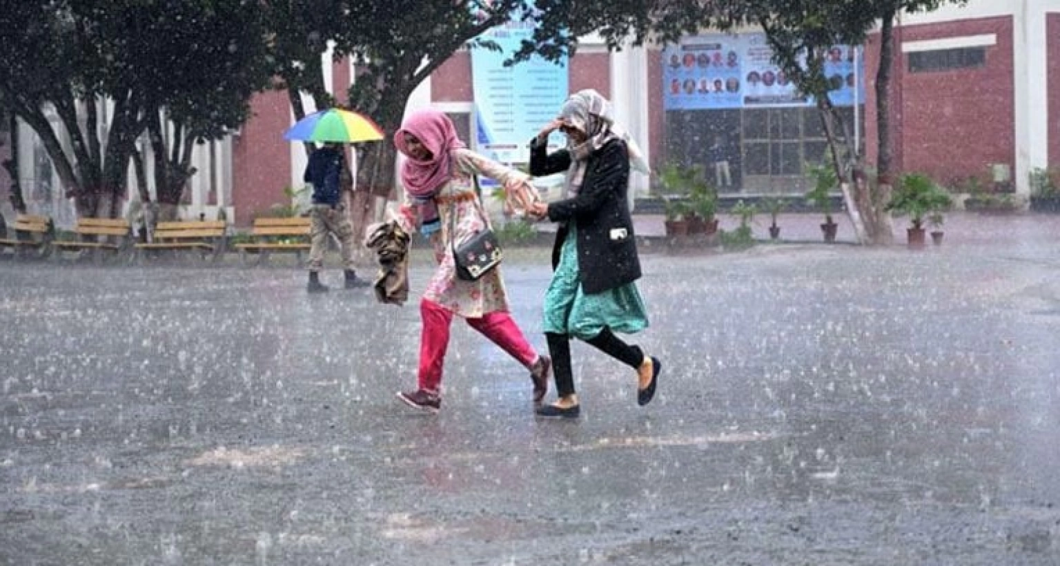 ২৯ জনের মৃত্যু বৃষ্টি-তুষারপাতে 