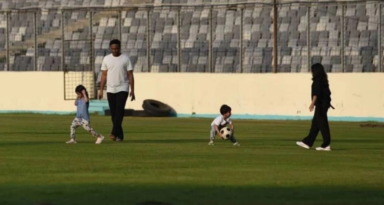 ছেলে আইজাহ এবং ছোট মেয়ে ইরামের সাথে খুনসুটিতে সাকিব