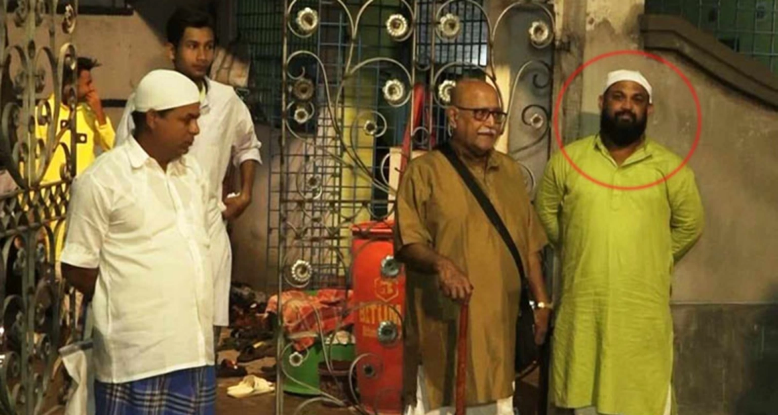 হিন্দু হয়েও ১৫ বছর ধরেই রমজানে রোজা রাখেন, দেখভাল করেন মসজিদ
