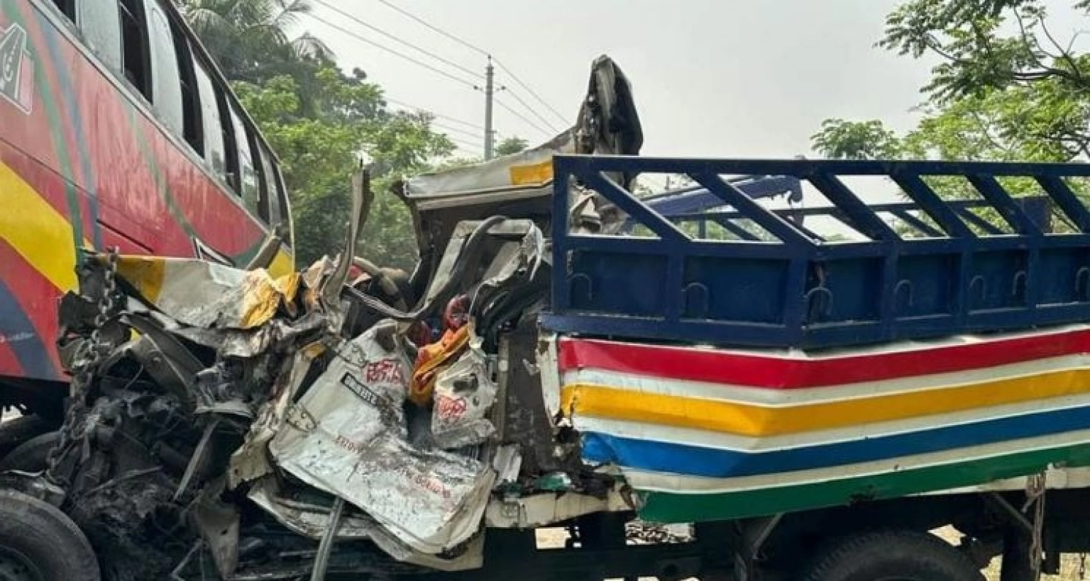 পৃথক সড়ক দুর্ঘটনায় ১১ জনের মৃত্যু