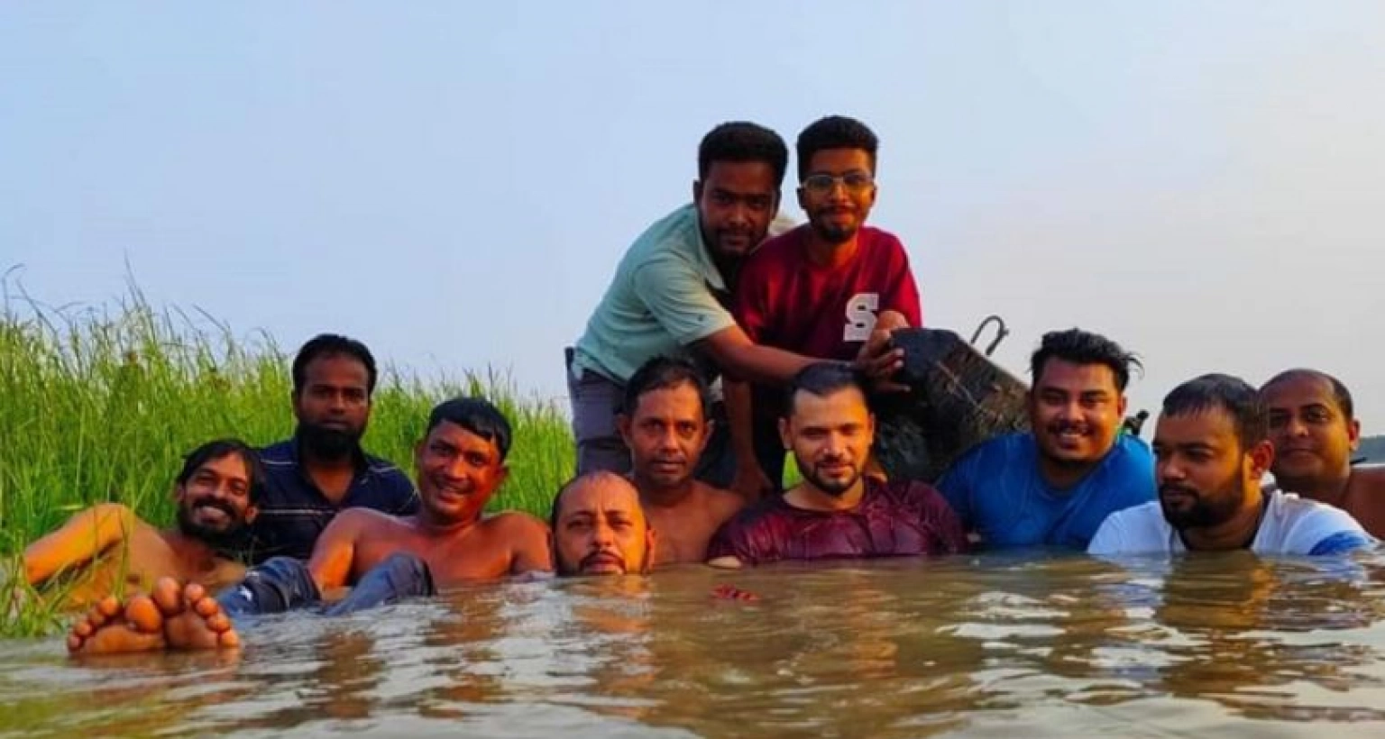 প্রচণ্ড গরমে সবার আগে নদীতে নামলেন মাশরাফি, পেছনে বন্ধুর বহর