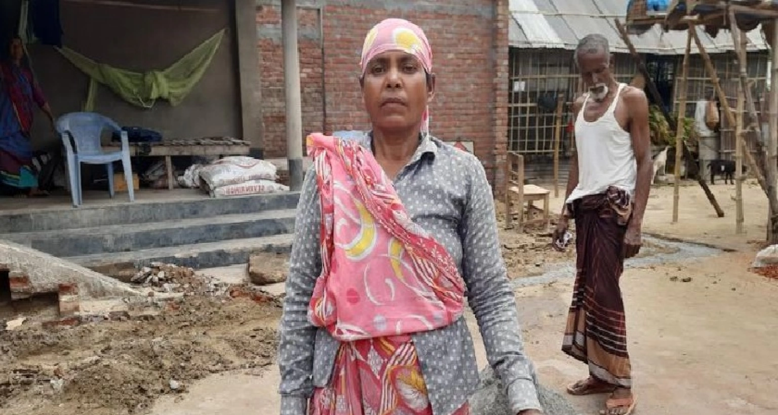 অদম্য এই নারী রাজ‌মি‌স্ত্রির কাজ করে ছেলেকে পড়াচ্ছেন বিশ্ববিদ্যালয়ে