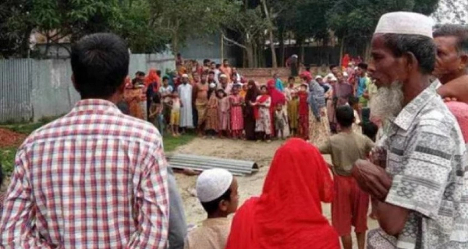 দেহ থেকে নাড়িভুড়ি আলাদা করে ফেলে, ঘটনাস্থলেই মুত্যু