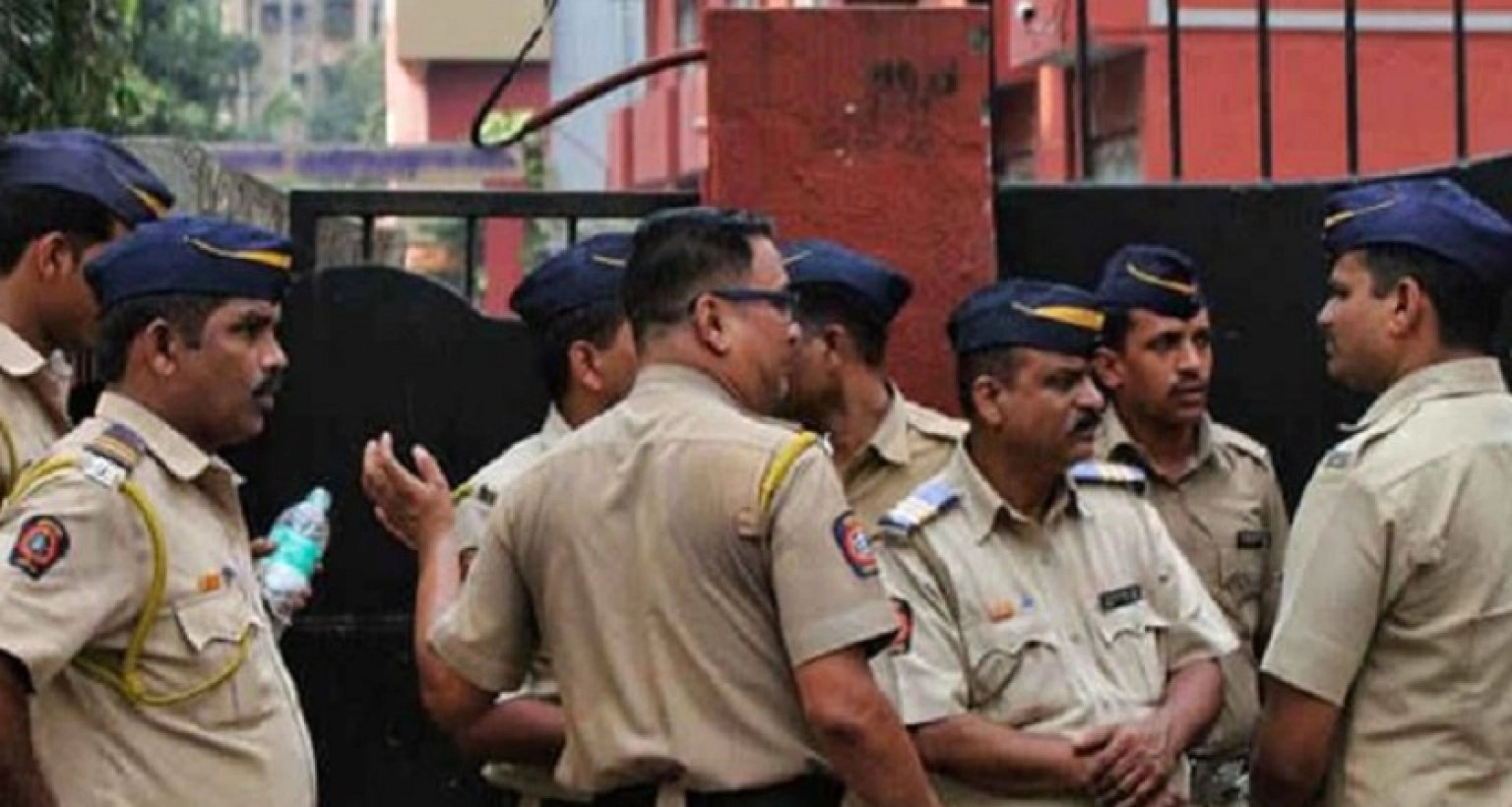 এসি চালিয়ে ঘুমিয়ে পড়ল চুরি করতে আসা চুর!