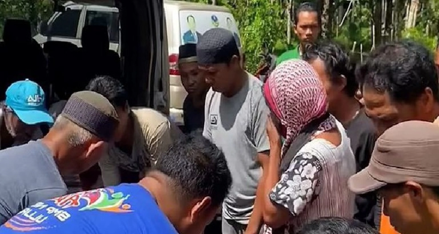 ফরিদাকে জীবন্ত গিলে খেলো অজগর সাপ, বের করা হলো পেট কেটে