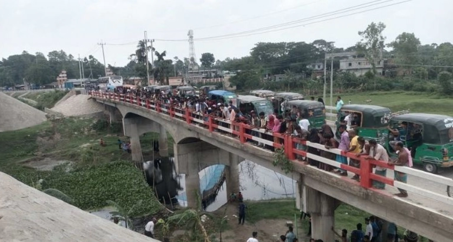 বাবা বাবা বলে কাঁদছে ছোট্ট দুই শিশু