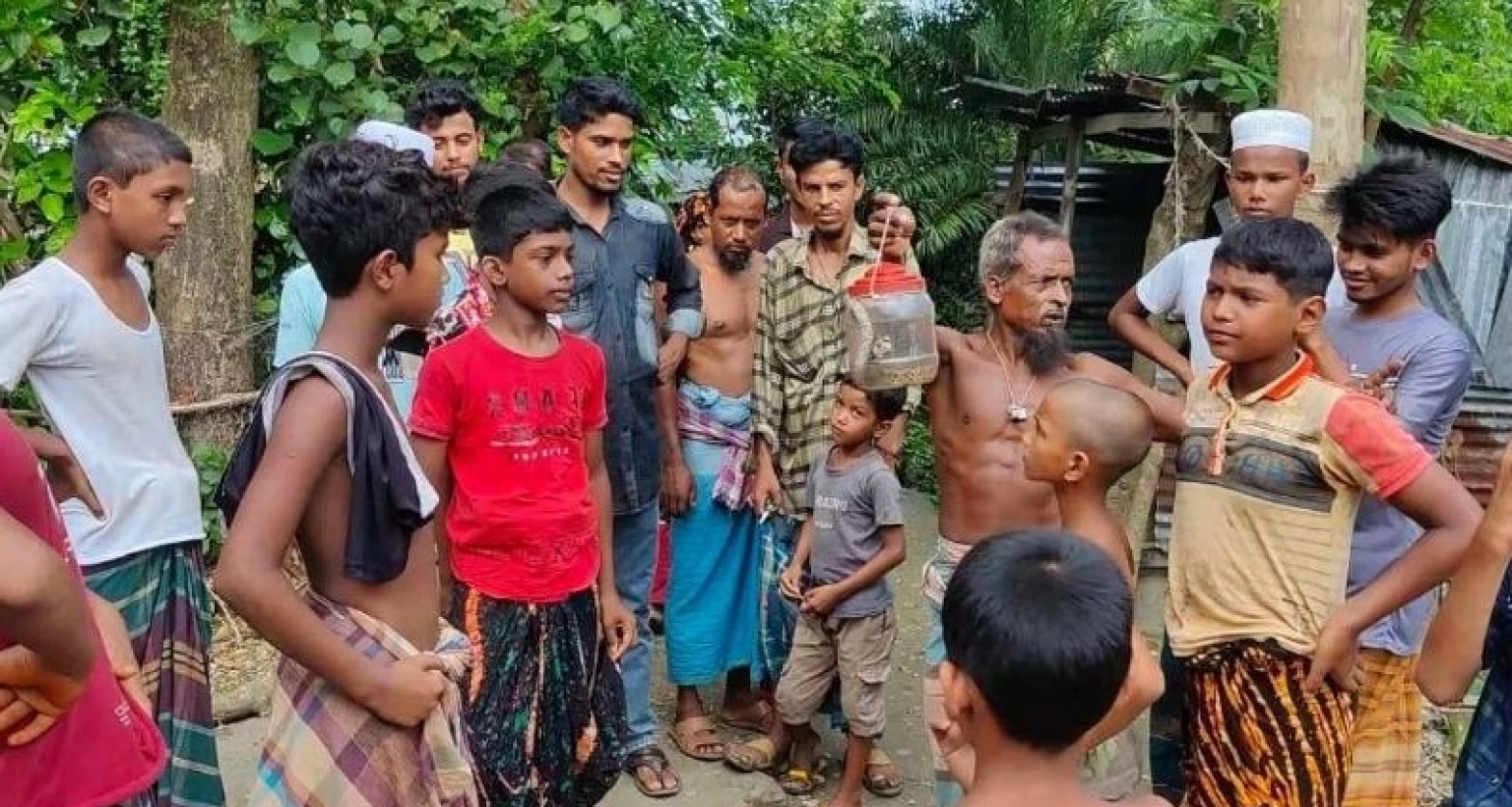 আতঙ্ক ছড়িয়ে পড়েছে এলাকায়, সতর্ক থাকতে বললেন চিকিৎসক