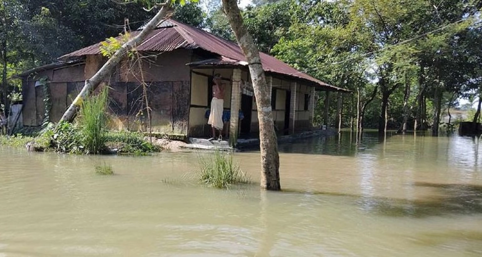 সারা দেশে ধেয়ে আসছে বন্যা,  ৫ নদীর পানি বিপৎসীমার ওপরে!